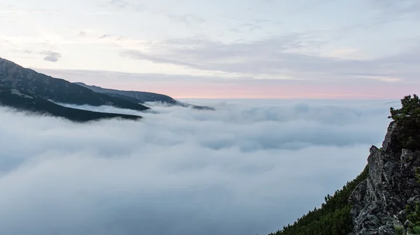 Montañas Tatra en Eslovaquia cubiertas de nubes — Foto de Stock