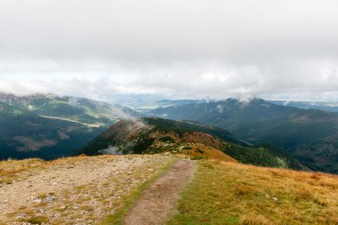Slovakya'daki Tatra Dağları bulutları ile örtülü