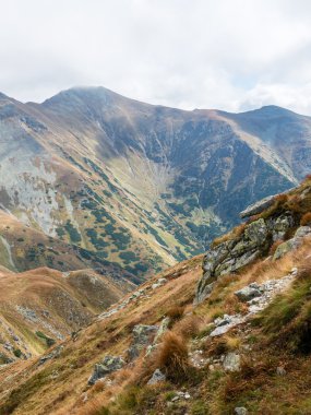 Slovakya'daki Tatra Dağları bulutları ile örtülü