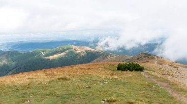 Slovakya'daki Tatra Dağları bulutları ile örtülü