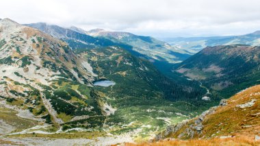 Slovakya'daki Tatra Dağları bulutları ile örtülü