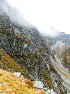Slovakya'daki Tatra Dağları bulutları ile örtülü