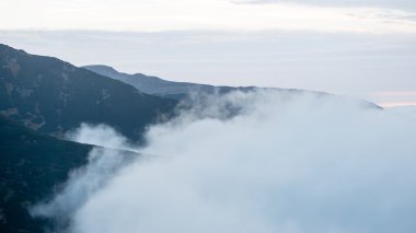 Slovakya'daki Tatra Dağları bulutları ile örtülü