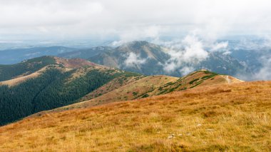 Slovakya'daki Tatra Dağları bulutları ile örtülü