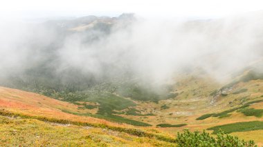 Slovakya'daki Tatra Dağları bulutları ile örtülü