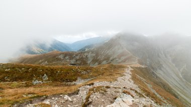 Slovakya'daki Tatra Dağları bulutları ile örtülü