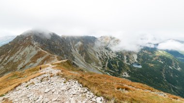 Slovakya'daki Tatra Dağları bulutları ile örtülü
