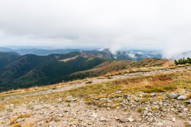 Slovakya'daki Tatra Dağları bulutları ile örtülü