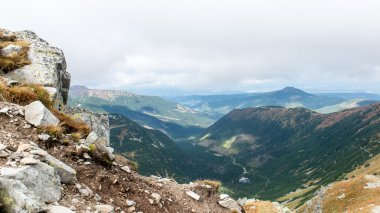 Slovakya'daki Tatra Dağları bulutları ile örtülü