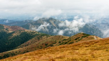 Slovakya'daki Tatra Dağları bulutları ile örtülü