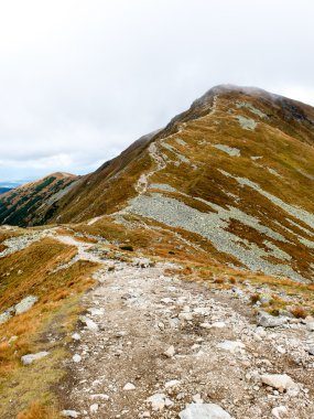 Slovakya'daki Tatra Dağları bulutları ile örtülü