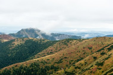 Slovakya'daki Tatra Dağları bulutları ile örtülü