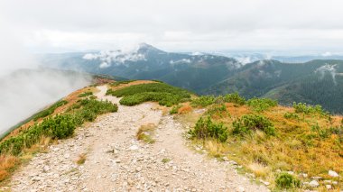 Slovakya'daki Tatra Dağları bulutları ile örtülü