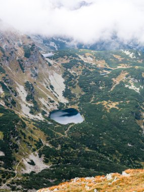 Slovakya'daki Tatra Dağları bulutları ile örtülü
