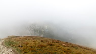 Slovakya'daki Tatra Dağları bulutları ile örtülü