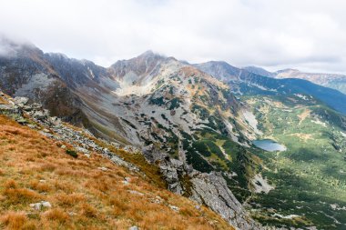 Slovakya'daki Tatra Dağları bulutları ile örtülü