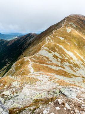 Slovakya'daki Tatra Dağları bulutları ile örtülü