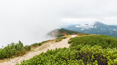 Slovakya'daki Tatra Dağları bulutları ile örtülü
