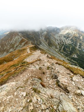 Slovakya'daki Tatra Dağları bulutları ile örtülü