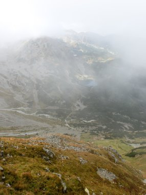Slovakya'daki Tatra Dağları bulutları ile örtülü