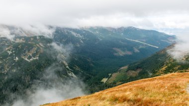 Slovakya'daki Tatra Dağları bulutları ile örtülü
