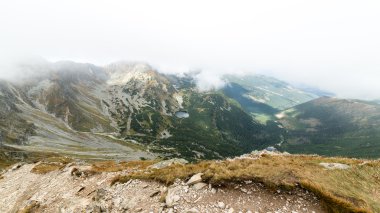 Slovakya'daki Tatra Dağları bulutları ile örtülü