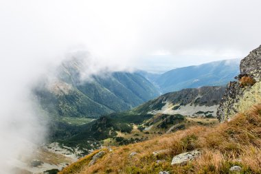 Slovakya'daki Tatra Dağları bulutları ile örtülü