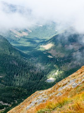 Slovakya'daki Tatra Dağları bulutları ile örtülü
