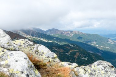 Slovakya'daki Tatra Dağları bulutları ile örtülü