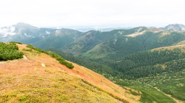 Slovakya'daki Tatra Dağları bulutları ile örtülü