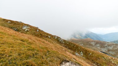 Slovakya'daki Tatra Dağları bulutları ile örtülü