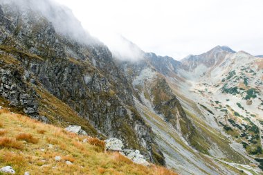 Slovakya'daki Tatra Dağları bulutları ile örtülü