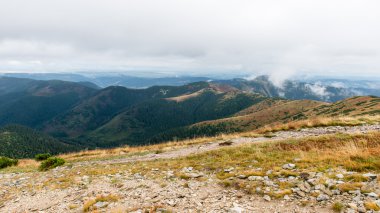 Slovakya'daki Tatra Dağları bulutları ile örtülü
