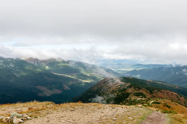 Tatr na Słowacji pokryte chmury — Zdjęcie stockowe