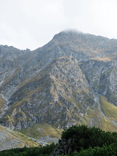 Tatrabergen i Slovakien täckt med moln — Stockfoto