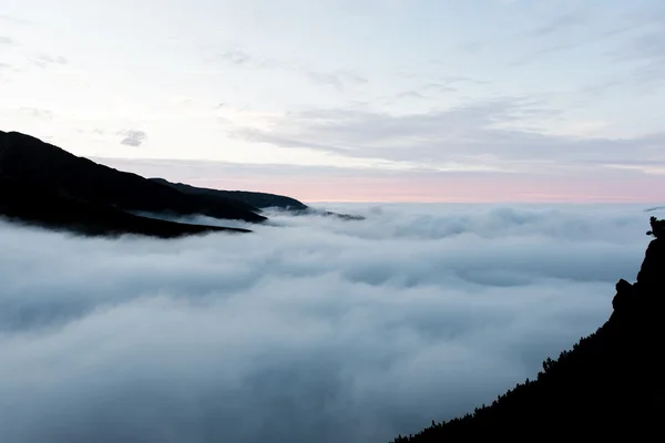 Montañas Tatra en Eslovaquia cubiertas de nubes — Foto de Stock