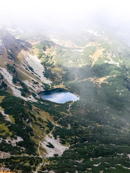 Tatra vuoret Slovakiassa pilvien peitossa — kuvapankkivalokuva