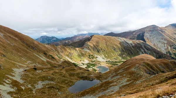 スロバキアのタトラ山脈は雲で覆われています。 — ストック写真