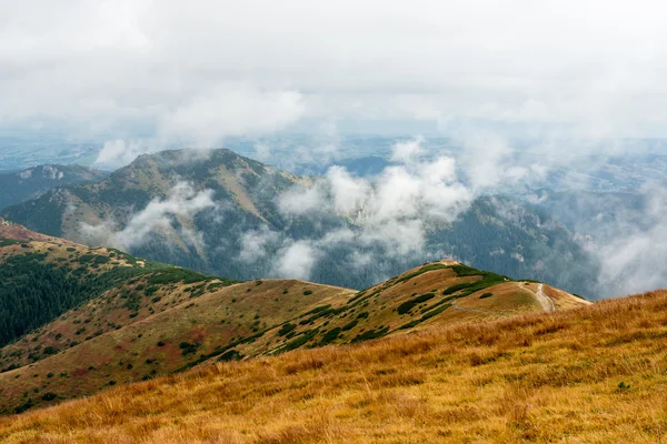 Tatra-Gebirge in der Slowakei mit Wolken bedeckt — Stockfoto