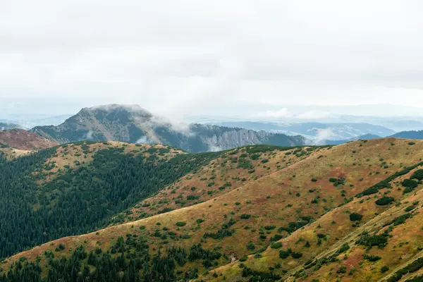 Slovakya'daki Tatra Dağları bulutları ile örtülü