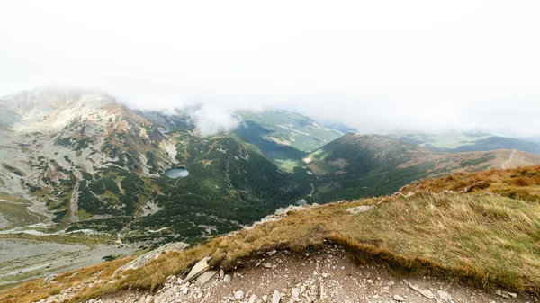 Slovakya'daki Tatra Dağları bulutları ile örtülü