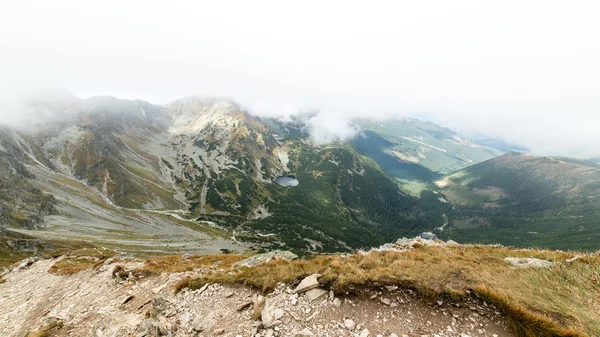 Slovakya'daki Tatra Dağları bulutları ile örtülü