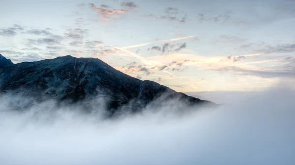 Montañas Tatra en Eslovaquia cubiertas de nubes — Foto de Stock
