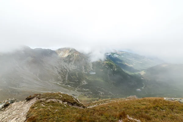 Slovakya'daki Tatra Dağları bulutları ile örtülü