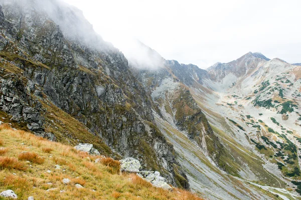 Slovakya'daki Tatra Dağları bulutları ile örtülü