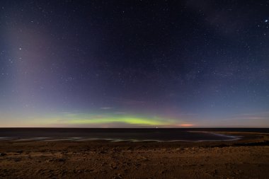 Baltık Denizi üzerinde yoğun Kuzey ışıkları (Kutup ışıkları)