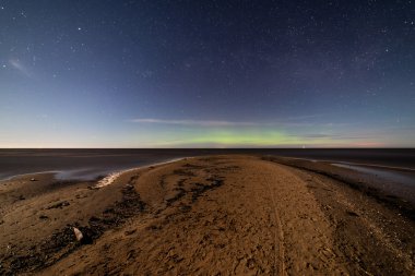 Baltık Denizi üzerinde yoğun Kuzey ışıkları (Kutup ışıkları)