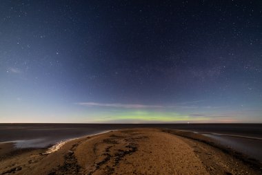Baltık Denizi üzerinde yoğun Kuzey ışıkları (Kutup ışıkları)
