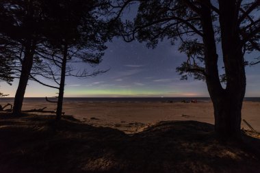 Baltık Denizi üzerinde yoğun Kuzey ışıkları (Kutup ışıkları)