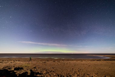 Baltık Denizi üzerinde yoğun Kuzey ışıkları (Kutup ışıkları)